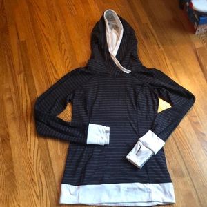 Lululemon Long Sleeve Hooded Pullover, Size 6